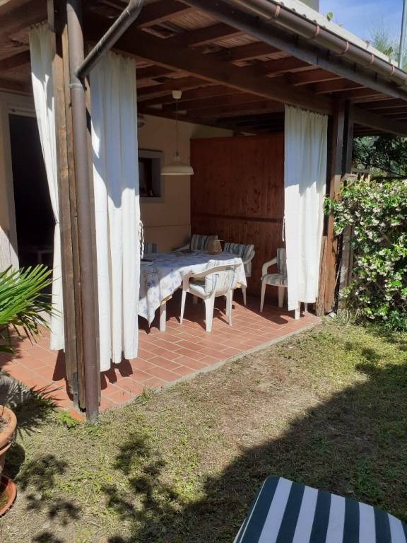 casa indipendente in vendita a Massa in zona Marina dei Ronchi