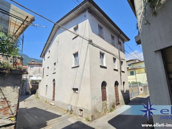 casa indipendente in vendita a Massa in zona Pariana