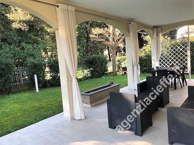 casa indipendente in vendita a Massa in zona Marina dei Ronchi