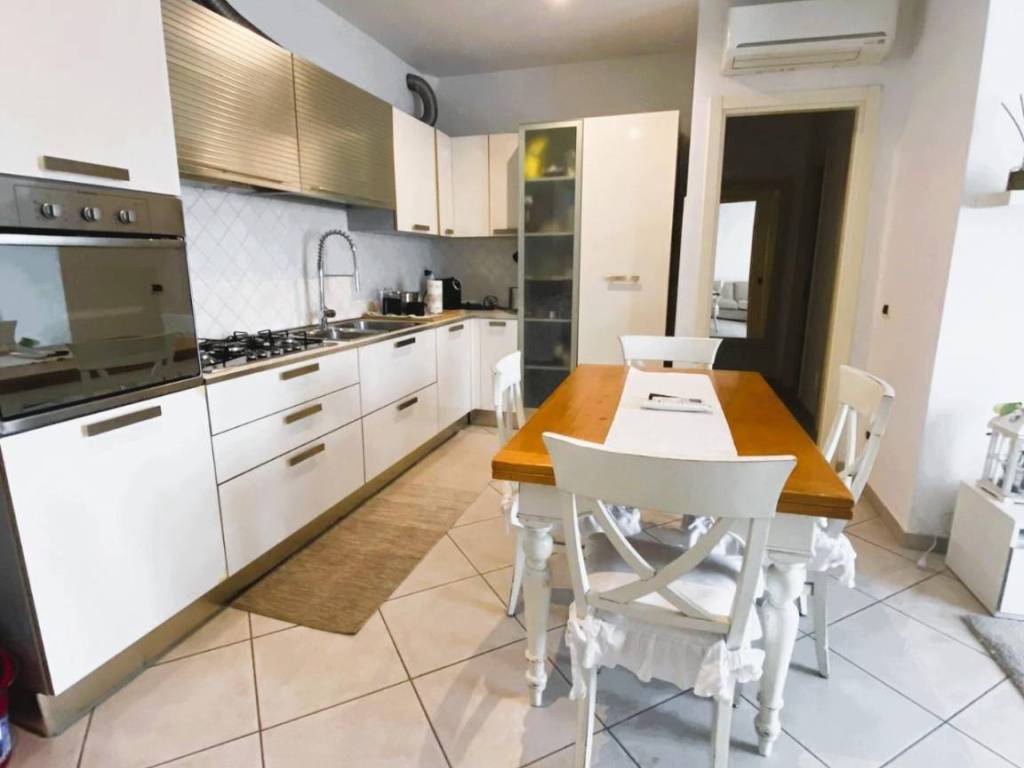 appartamento in vendita a Massa in zona Marina di Massa