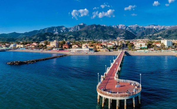 negozio in vendita a Massa in zona Marina di Massa