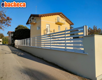 casa indipendente in vendita a Massa