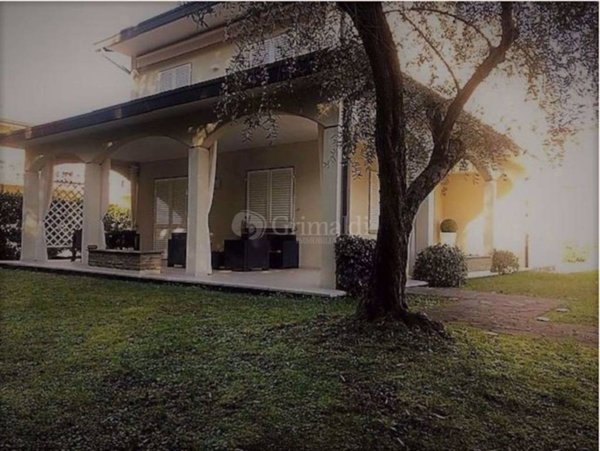 casa indipendente in vendita a Massa in zona Marina di Massa