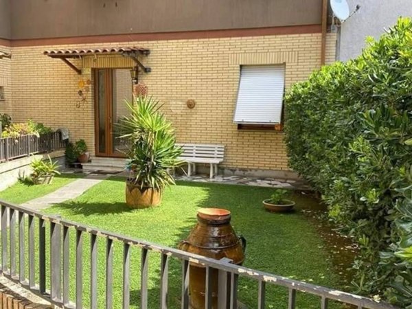 casa indipendente in vendita a Massa