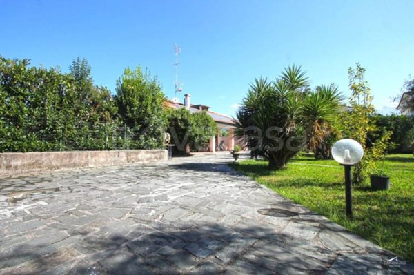 casa indipendente in vendita a Massa