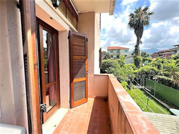 appartamento in vendita a Massa in zona Marina di Massa