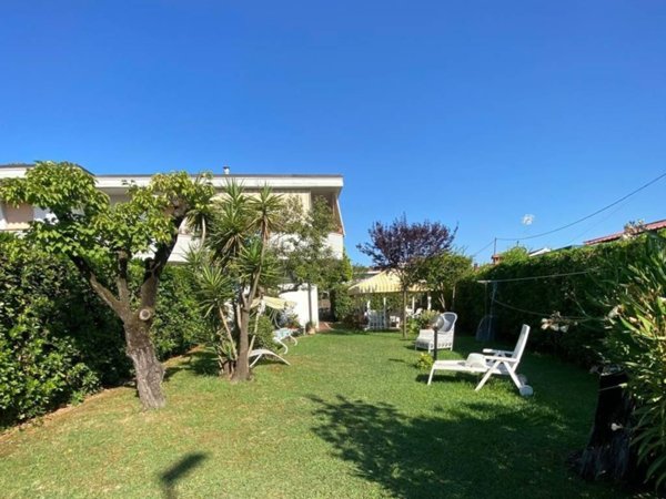 appartamento in vendita a Massa in zona Marina di Massa
