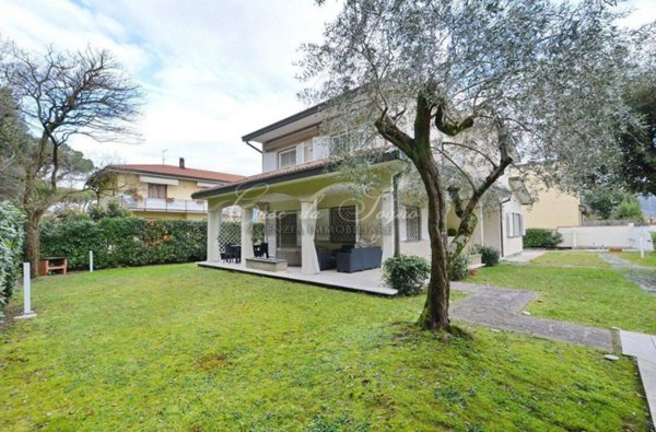 casa indipendente in vendita a Massa in zona Marina dei Ronchi