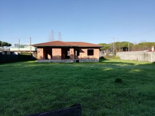 casa indipendente in vendita a Massa in zona Marina di Massa