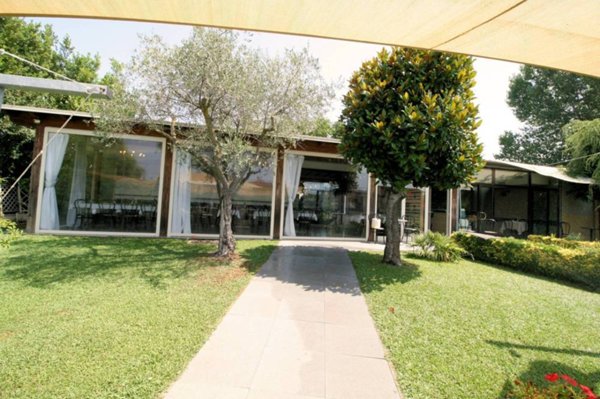 negozio in vendita a Massa in zona Marina di Massa