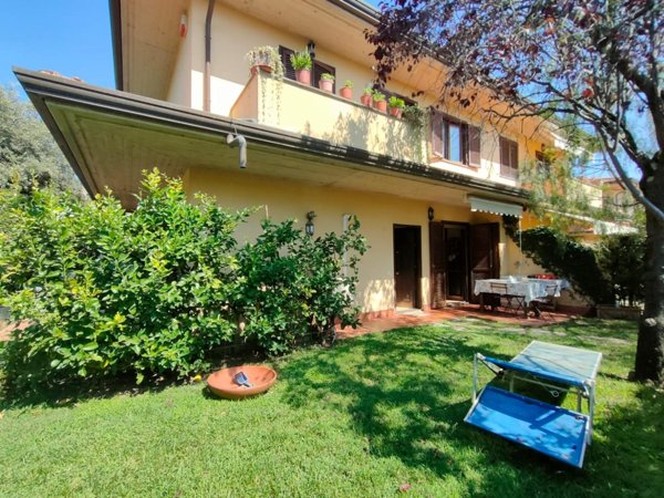 casa indipendente in vendita a Massa in zona Marina dei Ronchi