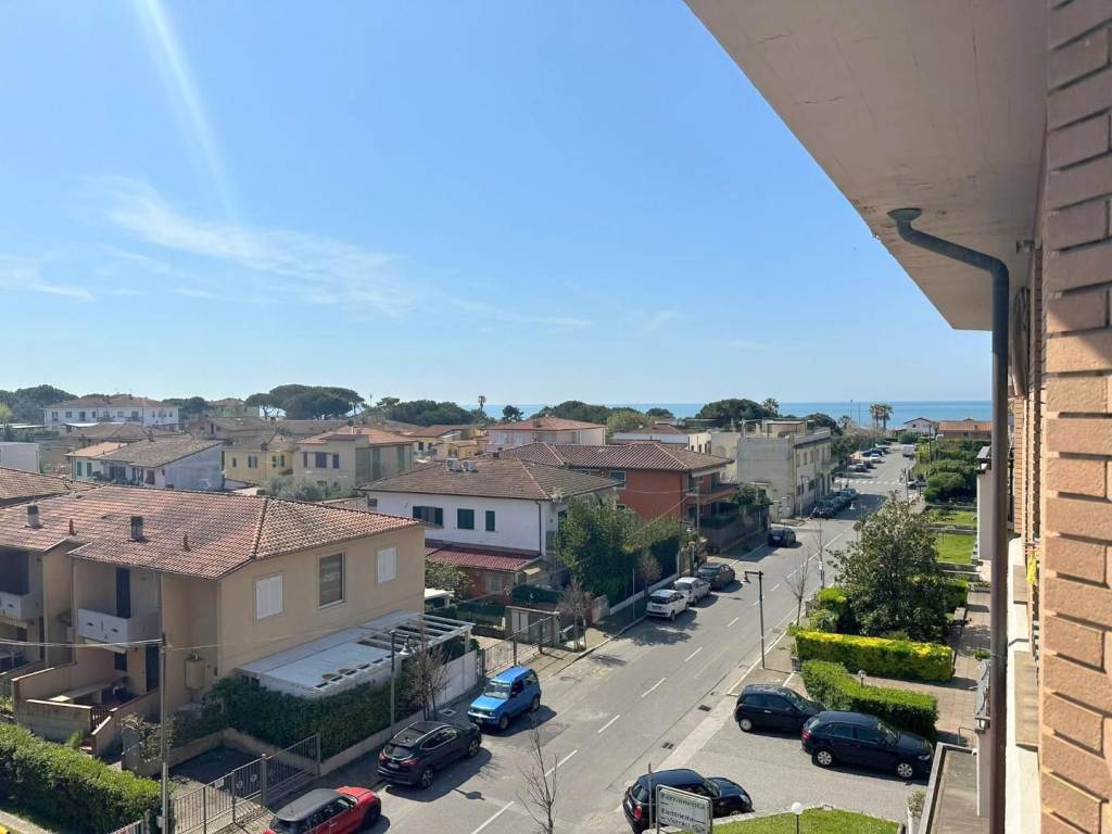 appartamento in vendita a Massa in zona Marina di Massa