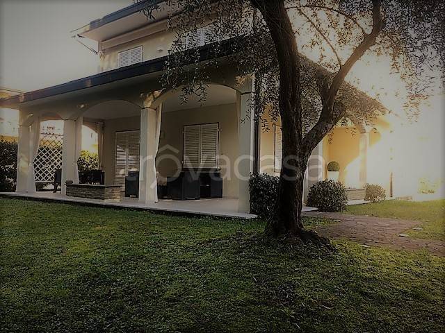 casa indipendente in vendita a Massa in zona Marina di Massa