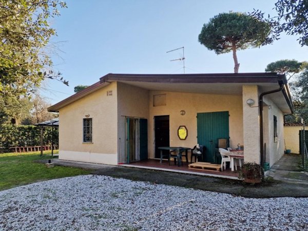 negozio in vendita a Massa in zona Poveromo