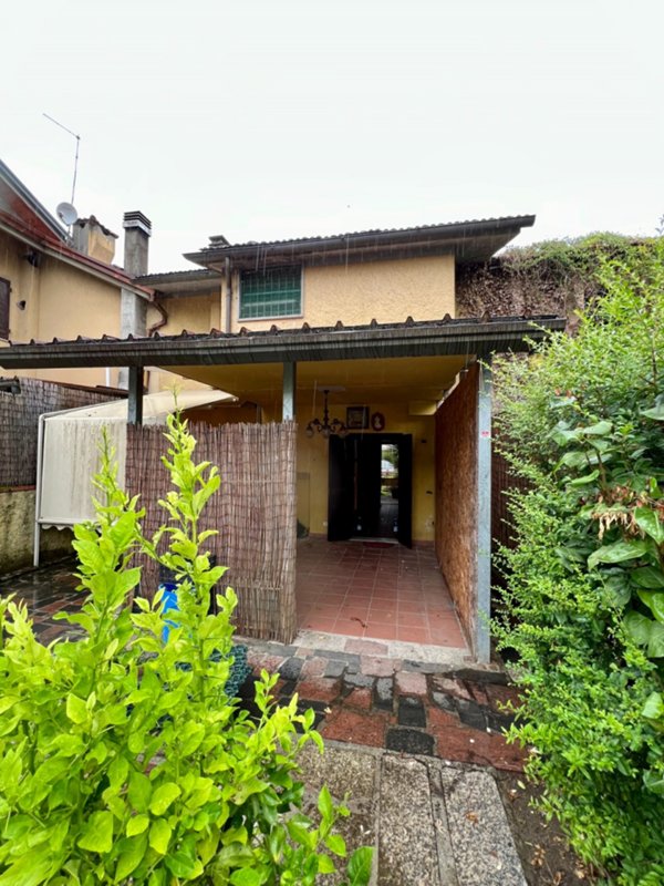 casa semindipendente in vendita a Massa in zona Marina dei Ronchi