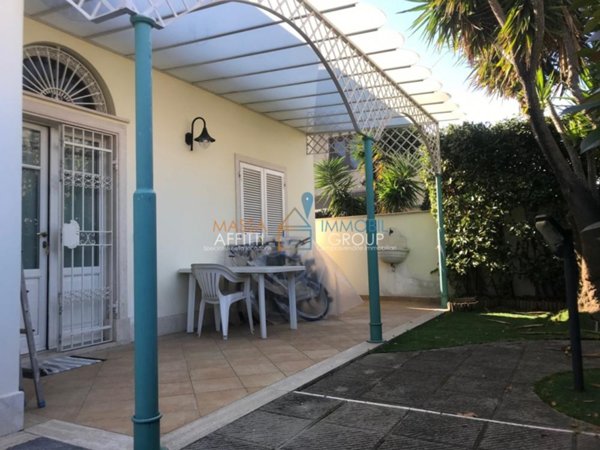 casa indipendente in vendita a Massa in zona Marina di Massa