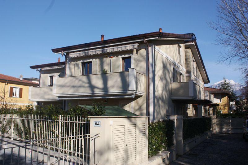 casa indipendente in vendita a Massa in zona Marina di Massa