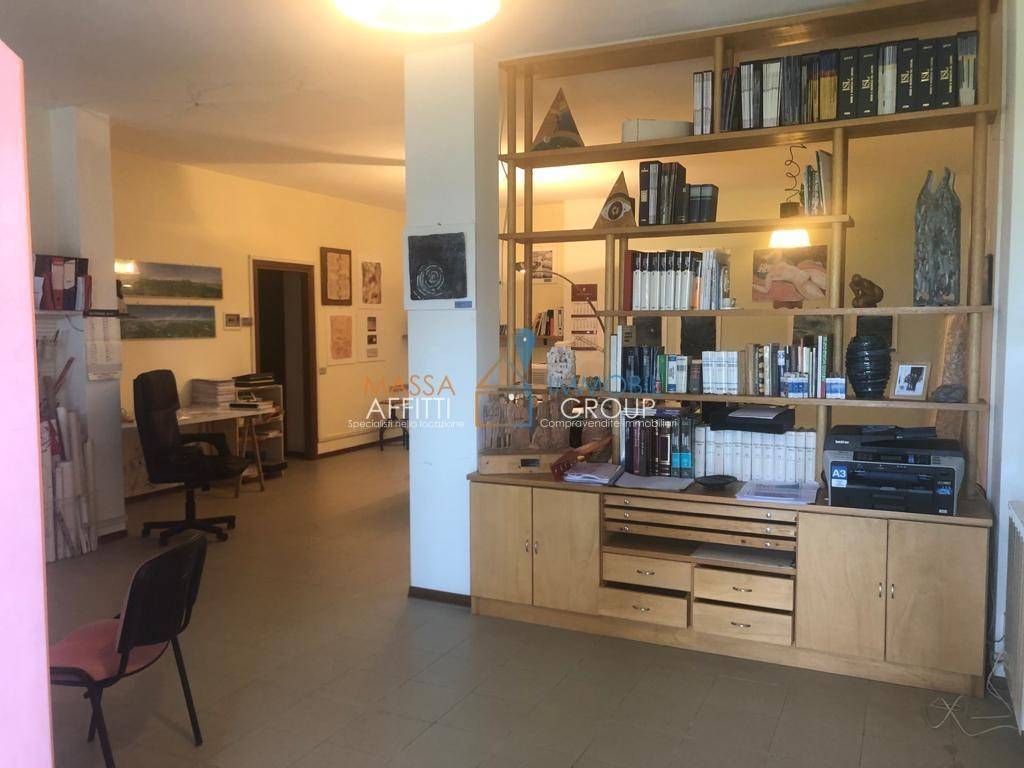 negozio in vendita a Massa in zona Romagnano
