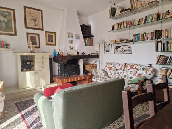 casa indipendente in vendita a Massa in zona Marina di Massa