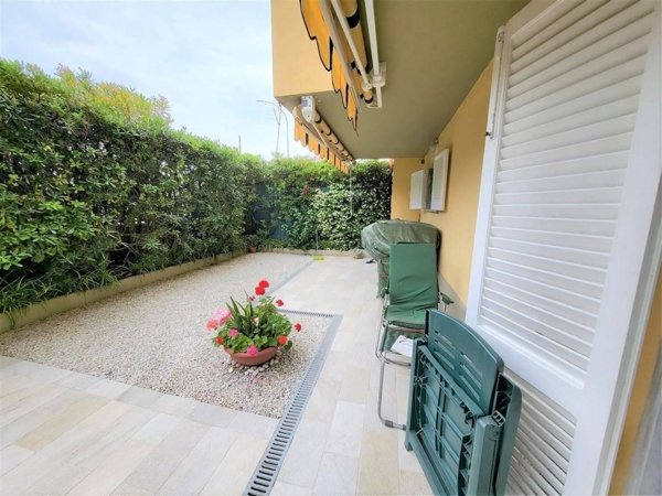 appartamento in vendita a Massa in zona Marina dei Ronchi
