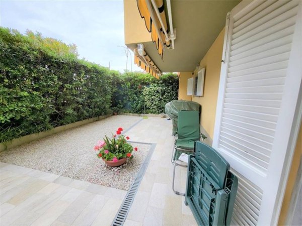 appartamento in vendita a Massa in zona Marina dei Ronchi