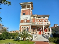 casa indipendente in vendita a Massa in zona Marina di Massa
