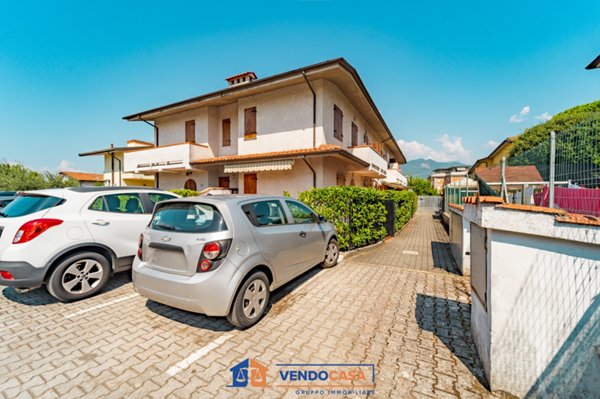 casa indipendente in vendita a Massa in zona Marina di Massa