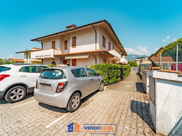 casa indipendente in vendita a Massa in zona Marina di Massa