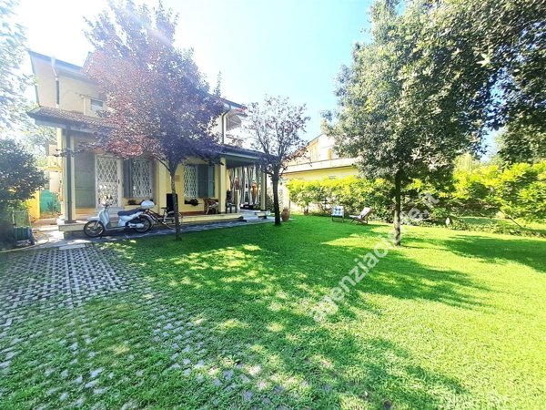 casa indipendente in vendita a Massa in zona Marina dei Ronchi