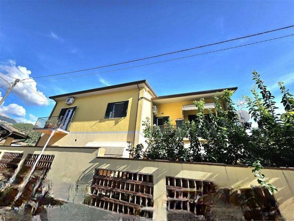 casa indipendente in vendita a Massa
