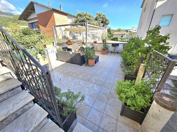casa indipendente in vendita a Massa