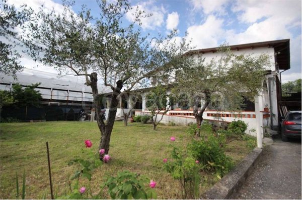 casa indipendente in vendita a Massa