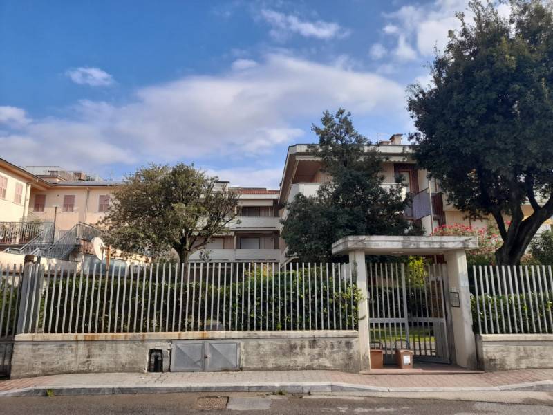 appartamento in vendita a Massa in zona Marina di Massa