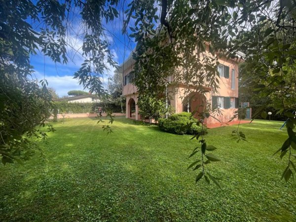 casa indipendente in vendita a Massa in zona Marina dei Ronchi