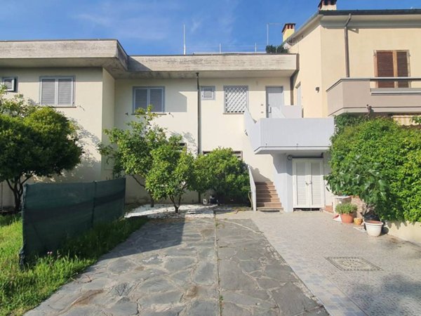 appartamento in vendita a Massa in zona Marina dei Ronchi