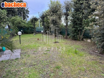casa indipendente in vendita a Massa in zona Marina di Massa