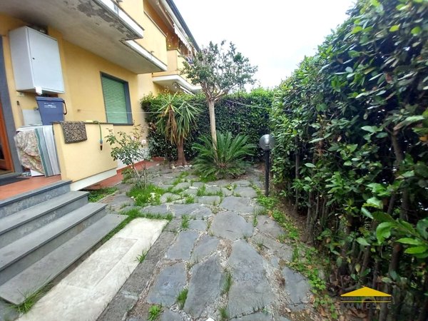 appartamento in vendita a Massa in zona Marina di Massa
