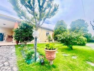 casa indipendente in vendita a Massa
