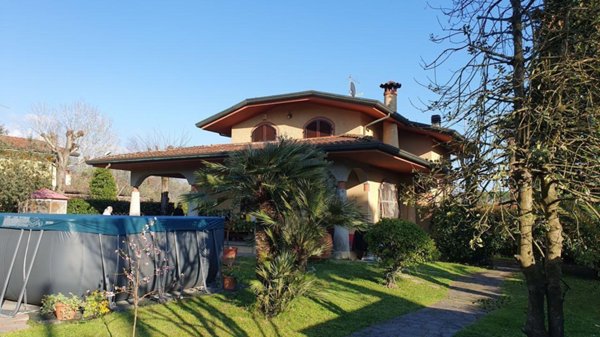 casa indipendente in vendita a Massa in zona Poveromo