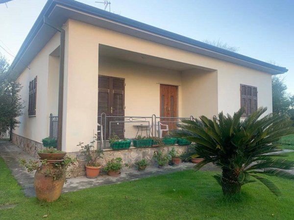 casa indipendente in vendita a Massa in zona Marina dei Ronchi