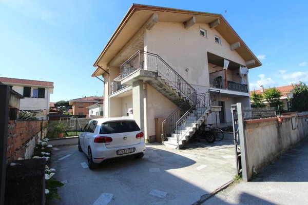 appartamento in vendita a Massa in zona Marina di Massa