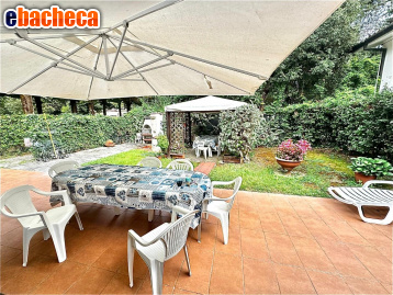 appartamento in vendita a Massa in zona Marina dei Ronchi