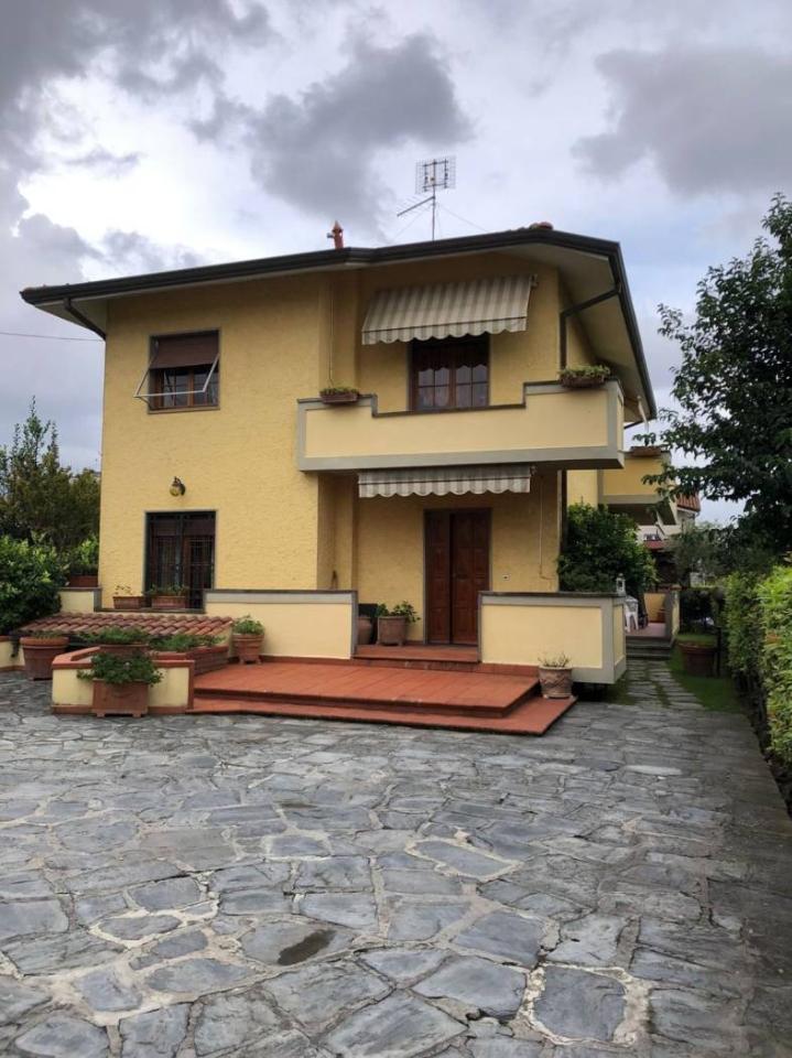 casa indipendente in vendita a Massa in zona Marina di Massa