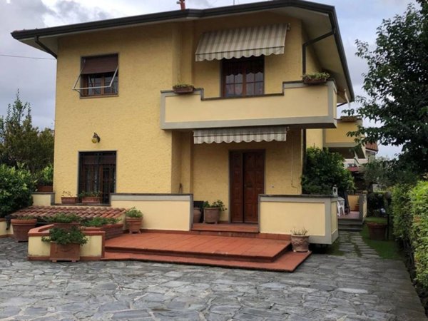 casa indipendente in vendita a Massa in zona Marina di Massa