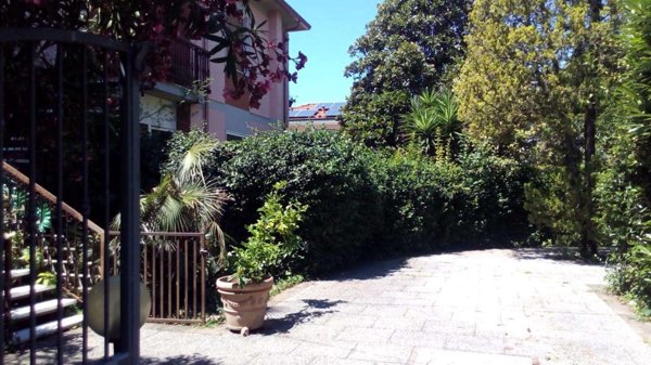 casa semindipendente in vendita a Massa in zona Marina di Massa