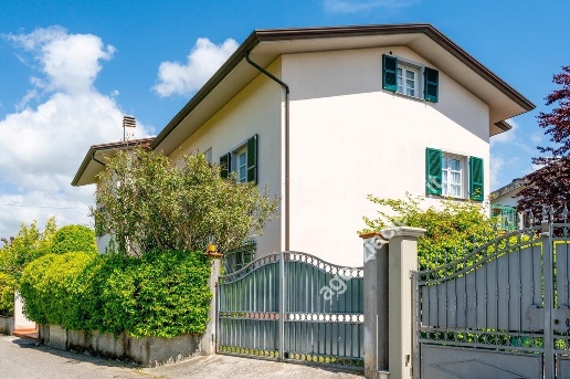 casa indipendente in vendita a Massa in zona Marina di Massa
