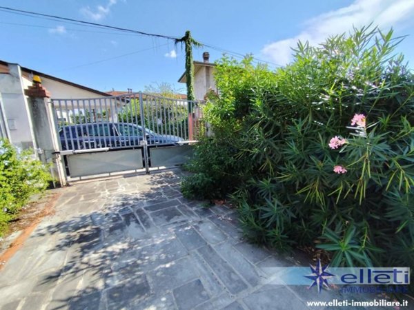 casa indipendente in vendita a Massa in zona Quercioli