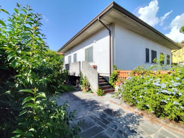 casa indipendente in vendita a Massa in zona Marina di Massa