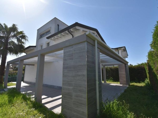 casa indipendente in vendita a Massa