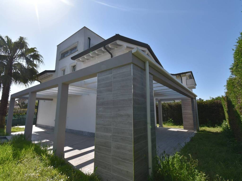 casa indipendente in vendita a Massa in zona Marina di Massa